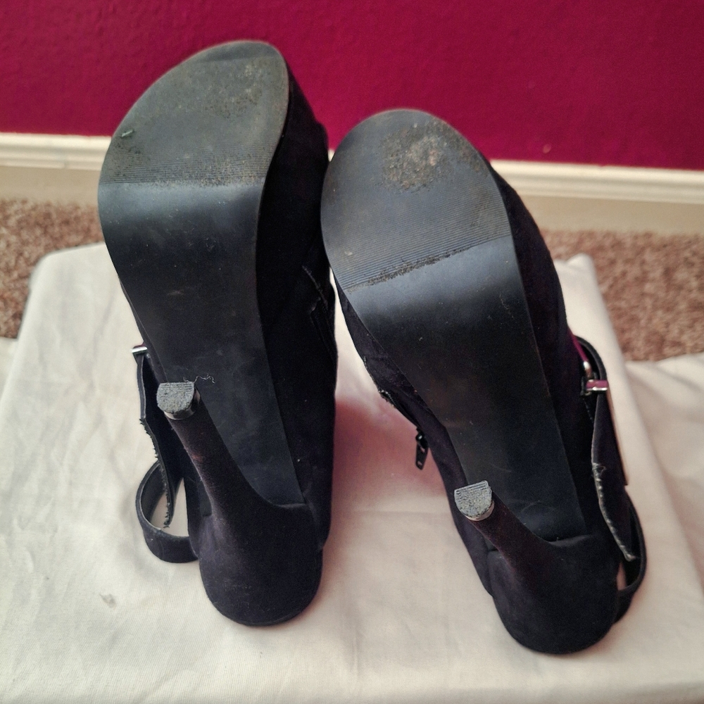 Shoes - Picture 2 of 4